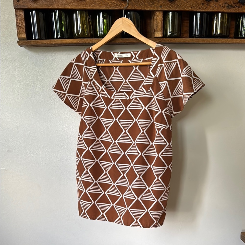 Lightweight copper geometric scoop neck blouse